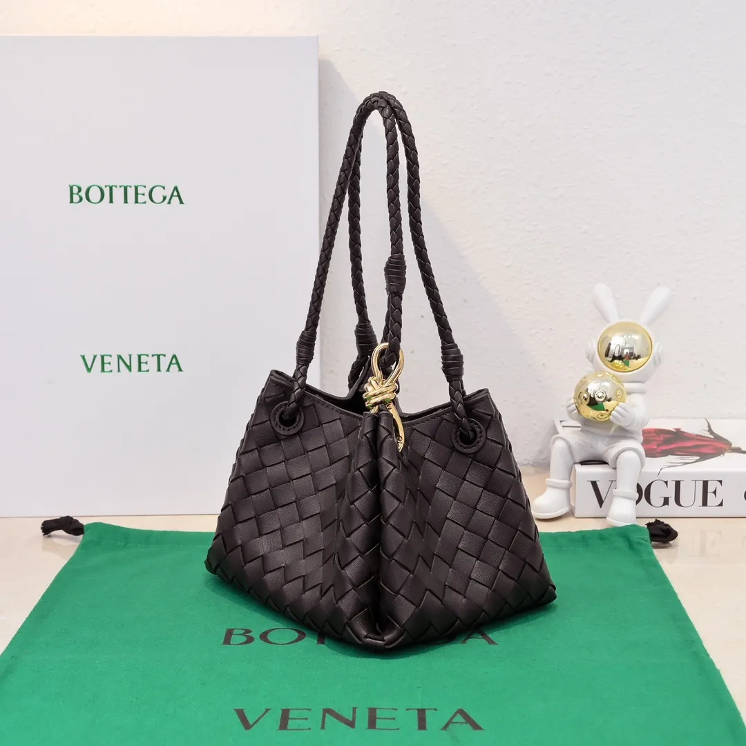 Batch 1760 BV home is new! Andiamo combines Bottega Veneta archives parachute handbags to inherit retro elements and integrate modern trends. The same style as Shu Qi's Beijing Night. It is a continuation of the classic bag. It has three functions: hand carry, shoulder and cross-body. It is embellished with metal brass knot buckles. The capacity of the small one is amazing. It can easily hold sunglasses in a box/small bottle of water/powder powder/charger and other daily necessities when going out. The upper body is versatile. Style number: 6569 Size: 21*17*16.5cm